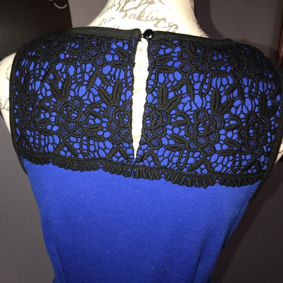 Blue dress with lace accent - Picture 4 of 5